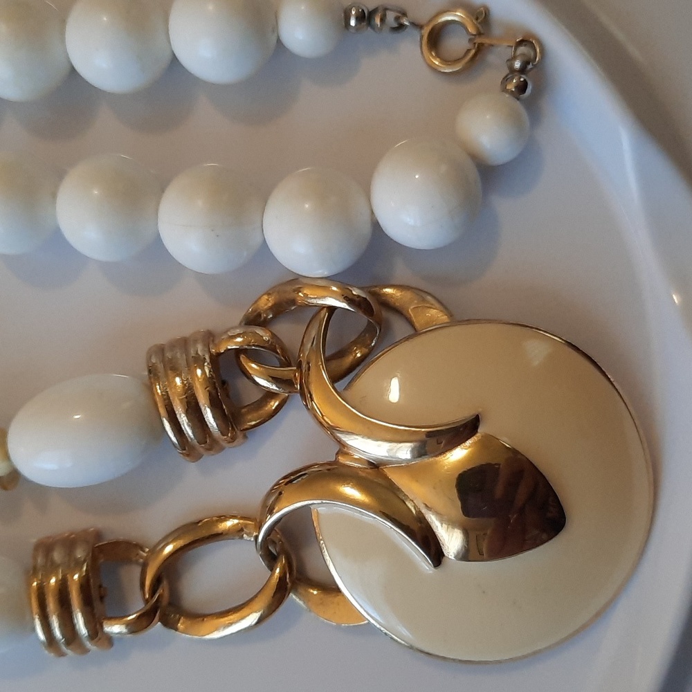 White And Gold Beaded Necklaces With Beige Pendant - Picture 3 of 5